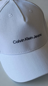 BONE CK MAS ABA CURVA 5 GOMOS SARJA LOGO BRANCO